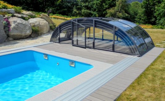 Pool i trädgård under höst och sensommar