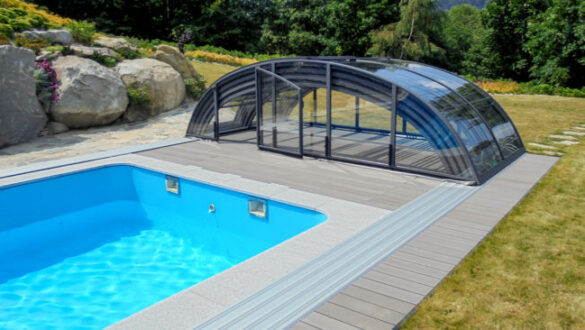 Pool i trädgård under höst och sensommar