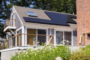 Installation av solceller på villatak i Sverige