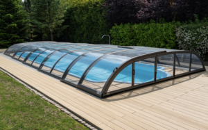 Pool med högt pooltak i svensk villaträdgård