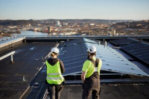 Solpaneler producerar el på villa i Sverige